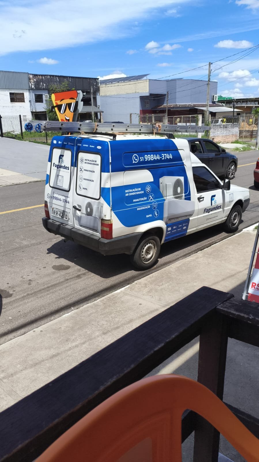 Veículo identificado da Fagundes Refrigeração em atendimento na região